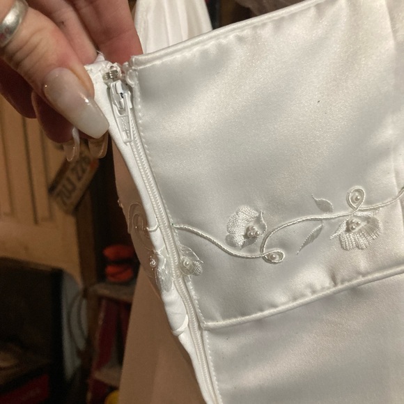 Beautiful White Strapless Wedding Gown - Picture 4 of 7